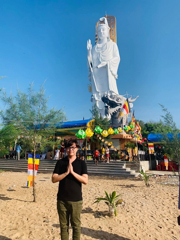 Chùa chiền là nơi anh thường xuyên lui tới để tìm sự thanh tịnh, an yên 