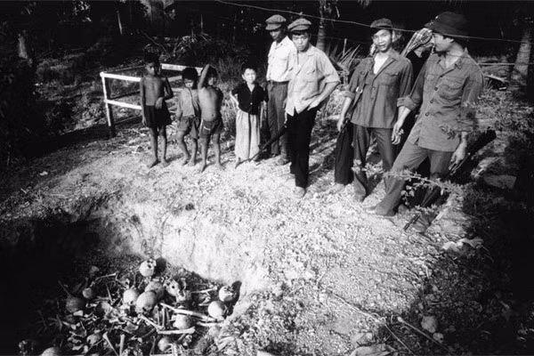 Một hố chôn người tập thể được khai quật ở Campuchia sau ngày giải phóng 7/1/1979. Đây là một trong những bằng chứng không thể chối cãi về tội ác do chế độ diệt chủng Pol Pot gây ra.