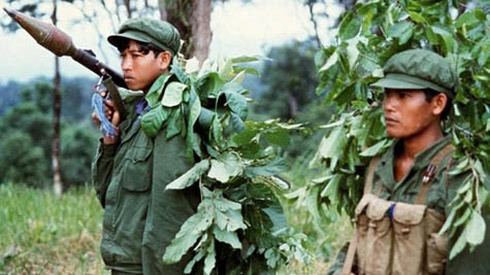 Binh lính Khmer Đỏ thực thi một chế độ diệt chủng theo lệnh của Pol Pot. Theo đó, những binh sĩ này thực hiện thảm sát đẫm máu đối với người dân trong cùng đất nước.