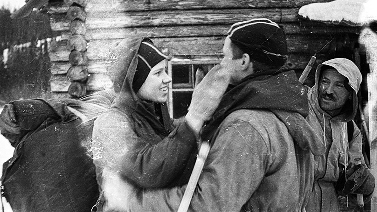 Kỹ sư Igor Dyatlov thuộc Viện Bách khoa Ural (nay là Đại học Kỹ thuật Quốc gia Ural, Nga) dẫn đầu nhóm thám hiểm gồm các sinh viên trẻ tuổi.