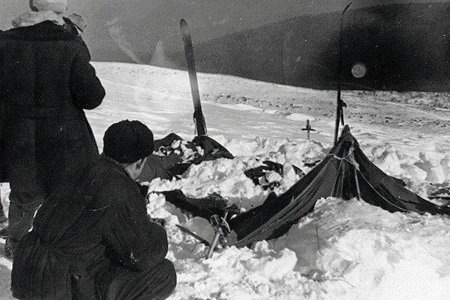 Đến ngày 26/2, đội tìm kiếm phát hiện một chiếc lều bỏ hoang. Từ đây, họ lần lượt phát hiện thi thể của 9 thành viên nhóm thám hiểm ở khu vực xung quanh.