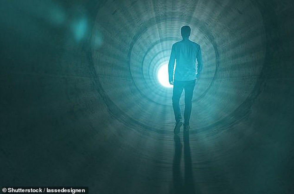 Không chỉ gặp lại người cha quá cố Tưởng Giới Thạch, Tưởng Vỹ Quốc còn tiết lộ gặp một số người thân thuộc khác trong lúc có trải nghiệm cận tử như: Đới Quý Đào, Ngô Trung Tín, Châu Chấp Tín, Tôn Trung Sơn.