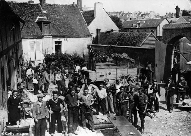 Theo lời kể của ông Johh, khi nước Pháp bị Đức quốc xã chiếm đóng trong Thế chiến 2, ông đã tham gia lực lượng kháng chiến năm 1944.