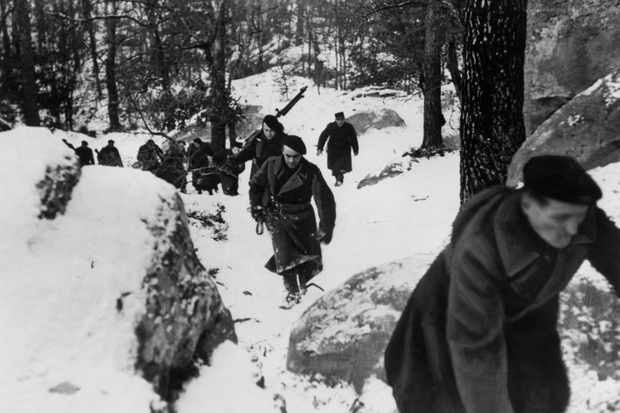 Nhóm kháng chiến cung cấp thức ăn, nơi ở và giấy tờ giả để họ đến nơi an toàn, kịp thời hội quân với đồng đội để tiếp tục làm nhiệm vụ.