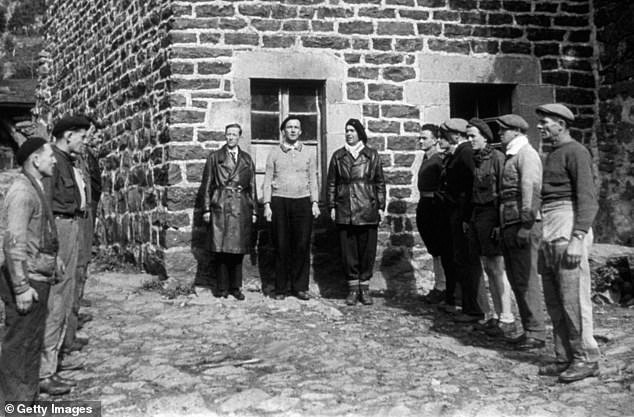 Theo lời kể của ông Johh, khi nước Pháp bị Đức quốc xã chiếm đóng trong Thế chiến 2, ông đã tham gia lực lượng kháng chiến năm 1944.