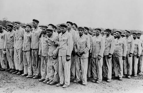 Ngay sau khi vào trại, những người đồng tính nam được phát cho bộ quần áo có biểu tượng tam giác ngược màu hồng cỡ lớn ở trên ngực.