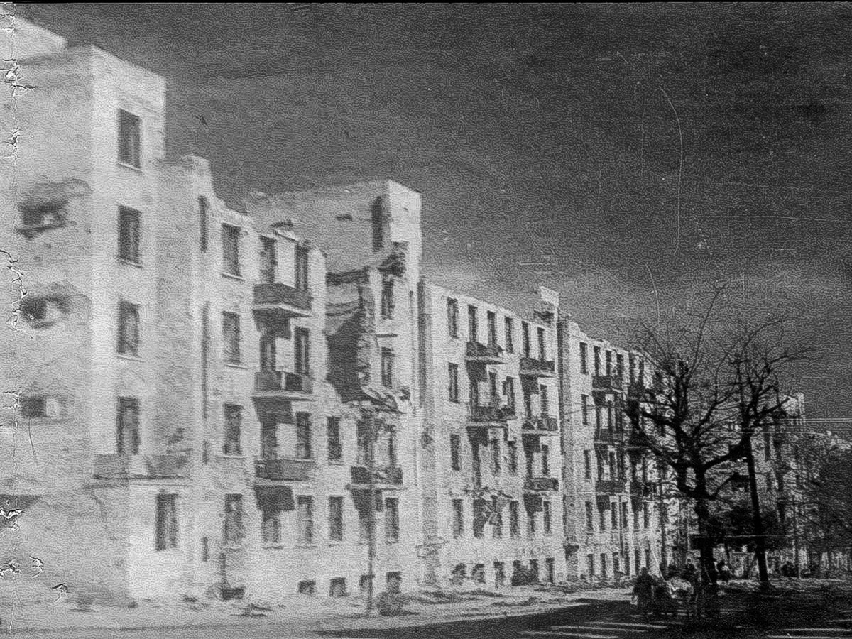 Một nhà máy nằm trên phố Karl Marx bị tàn phá nặng trong chiến tranh.