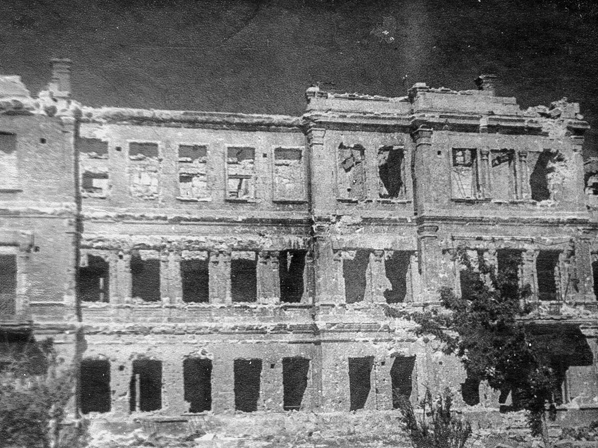 Khung cảnh hoang tàn tại một tòa nhà cao tầng ở Sevastopol không còn dấu hiệu của sự sống.