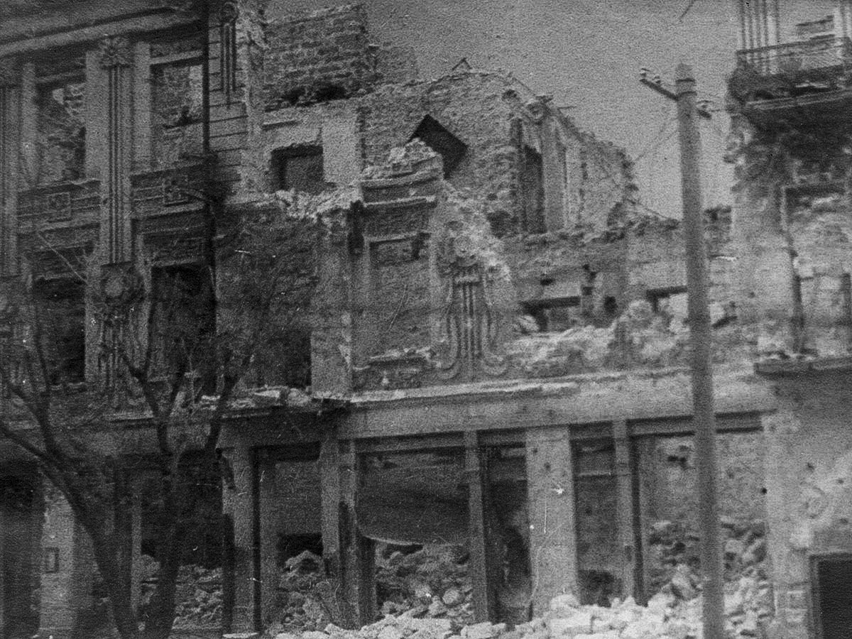 Một tòa nhà ở Sevastopol trở nên hoang tàn sau những năm tháng chiến tranh.