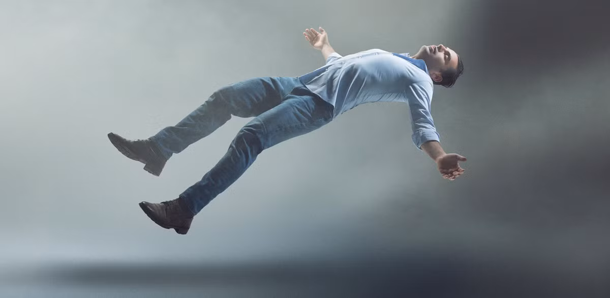 Trong tình huống nguy hiểm, cận kề cái chết, John có trải nghiệm cận tử khi cảm nhận được linh hồn của bản thận được "dịch chuyển" đến một sa mạc.