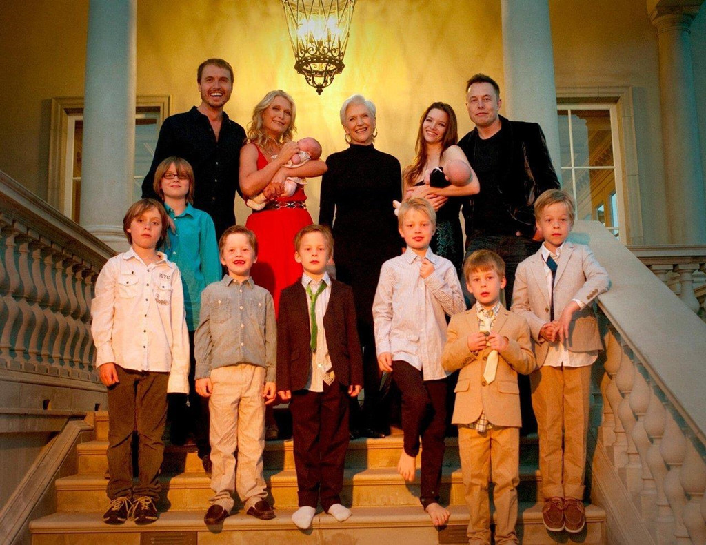 Tỷ phú công nghệ Elon Musk và người vợ đầu có với nhau 6 người con trai. Đứa con đầu lòng không may qua đời khi còn nhỏ. Nhờ thụ tinh trong ống nghiệm, họ có thêm cặp song sinh Griffin và Xavier (sinh năm 2004). Sau đó vợ Elon Musk sinh thêm 3 con, gồm Damien, Saxon và Kai (sinh năm 2006).