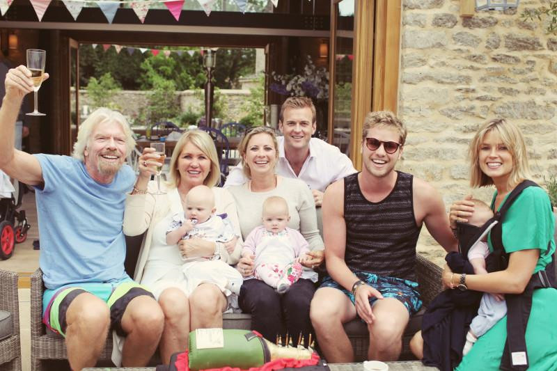 “Tỷ phú bình dân” Richard Branson - người sáng lập tập đoàn Virgin - có 2 người con từ cuộc hôn nhân với người vợ thứ 2, Joan Templeman. Đó là Holly (sinh năm 1981) và Sam (sinh năm 1985).