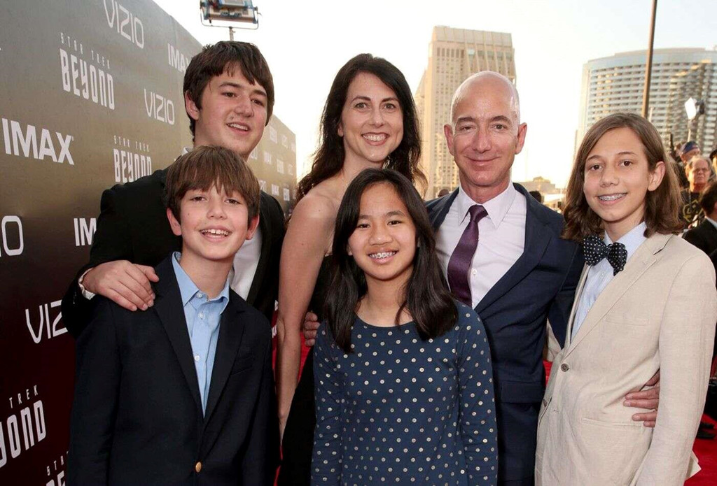 Tỷ phú Jeff Bezos, CEO Amazon, và vợ cũ Mackenzie có với nhau 3 con trai và một con gái. Người con gái duy nhất này được cho là con nuôi, người gốc Trung Quốc.