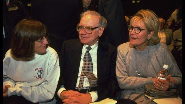 Trong một bộ phim tài liệu của HBO, cô con gái cả của tỷ phú Warren chia sẻ về cuộc sống của 3 chị em: "Chúng tôi sống trong một ngôi nhà đẹp nhưng chắc chắn không phải là ngôi nhà lớn nhất trong thị trấn. Chúng tôi đi học tại trường công lập. Chúng tôi không có xe riêng cho tới năm 16 tuổi”.