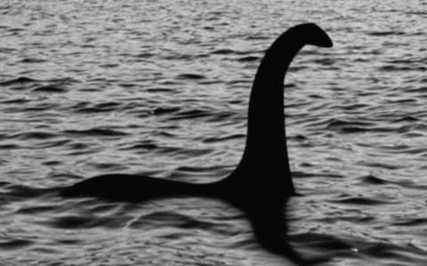 Trong số này, đáng chú ý là bức ảnh về quái vật hồ Loch Ness do Robert Wilson chụp năm 1934 bị lật tẩy là một trò lừa bịp.