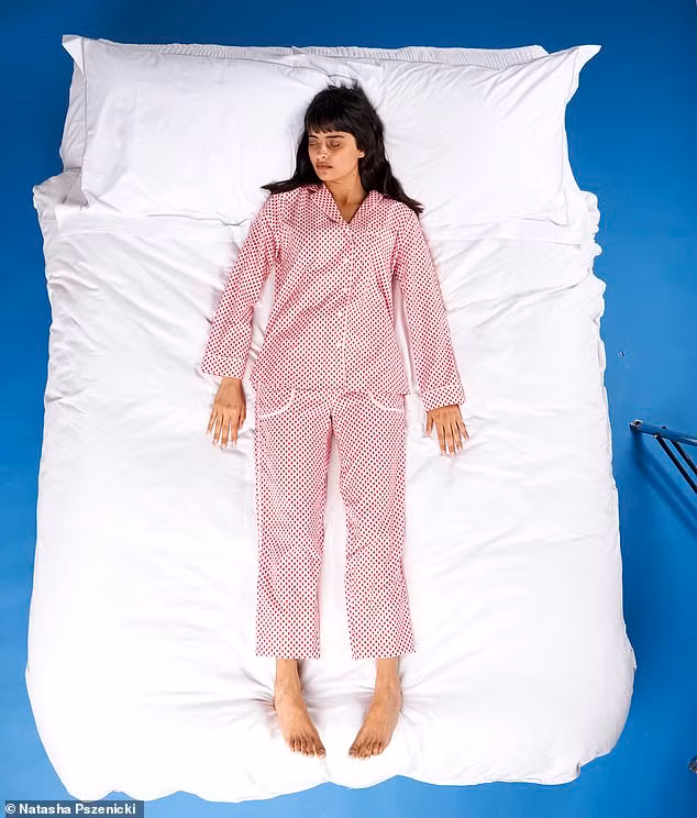 Tư thế nằm ngửa còn được gọi là tư thế ngủ chiến binh. Những người này nằm ngửa với 2 tay duỗi thẳng.