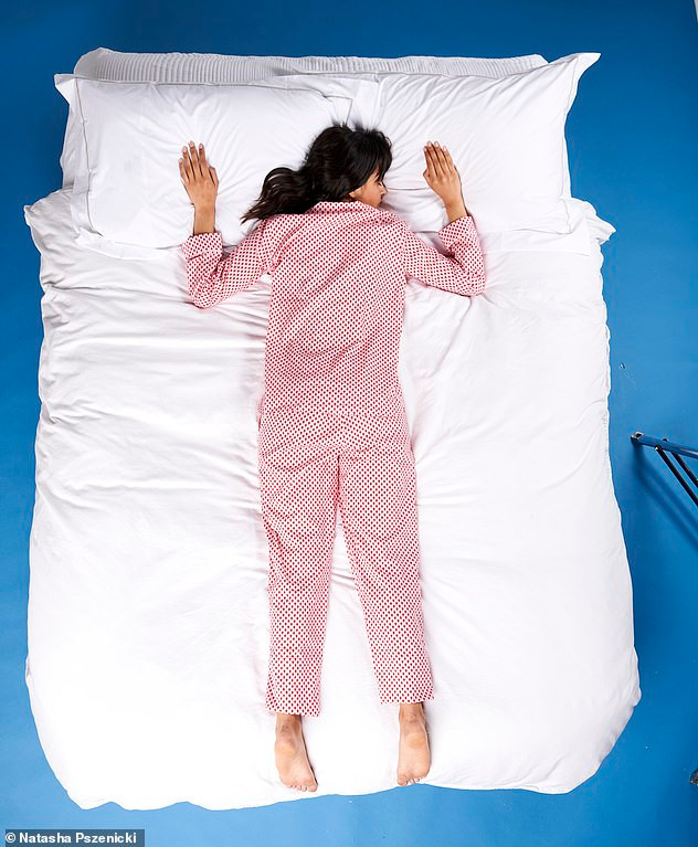 Tư thế nằm sấp. Dáng ngủ này "bật mí" bạn là người cởi mở, tự tin. Đôi lúc, bạn khá hung dữ và hiếu chiến.