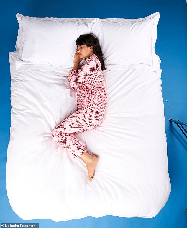 Tư thế thai nhi là tướng ngủ phổ biến của khá nhiều người. Khi ngủ, họ cuộn tròn giống như bào thai.