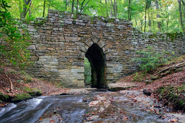 Người ta cho rằng linh hồn "ám" cây cầu cổ kính Poinsett chính là hồn ma một chàng trai trẻ chết trong vụ tai nạn xe hơi hồi những năm 1950.