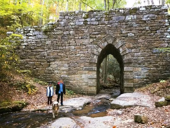 Cụ thể, một số nhân chứng nhìn thấy những quả cầu lạ và ánh sáng bí ẩn xuất hiện phía trên cây cầu.