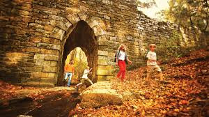 Thậm chí, người ta còn nghe thấy âm thanh rùng rợn và kỳ lạ khi đứng trên cầu.