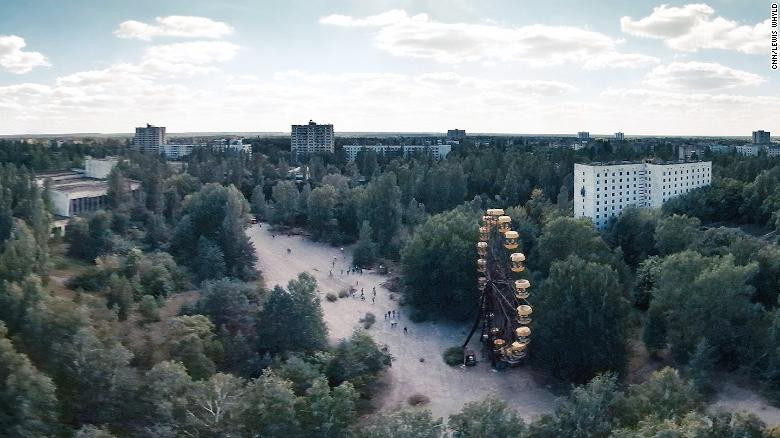 Các tế bào thực vật đều có thể tạo ra các tế bào mới thuộc bất kỳ loại cây nào mà cây cần. Vì vậy, thực vật có thể thay thế các tế bào chết hoặc mô dễ dàng hơn nhiều so với động vật, cho dù thiệt hại là do bị động vật tấn công hoặc do tác động của phóng xạ. Kết quả là thực vật ở quanh nhà máy Chernobyl có thể tồn tại và phát triển dựa trên sự thích nghi với môi trường. Video: Mỹ rút khỏi hiệp ước hạt nhân INF với Nga (nguồn: VTC14)