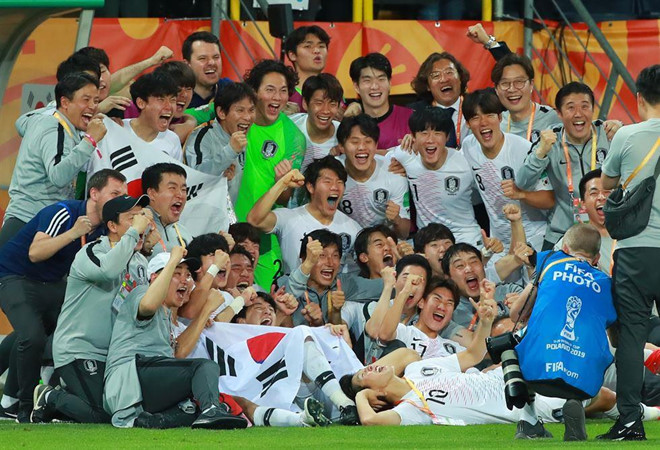 Dan mang keu goi mien di nghia vu quan su cho U20 Han Quoc