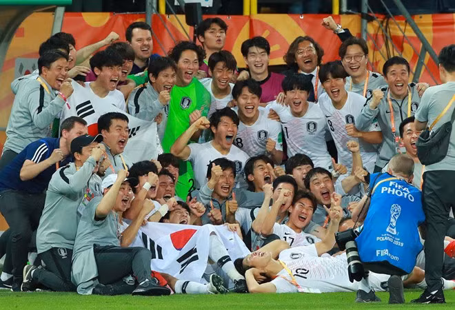 Dan mang keu goi mien di nghia vu quan su cho U20 Han Quoc