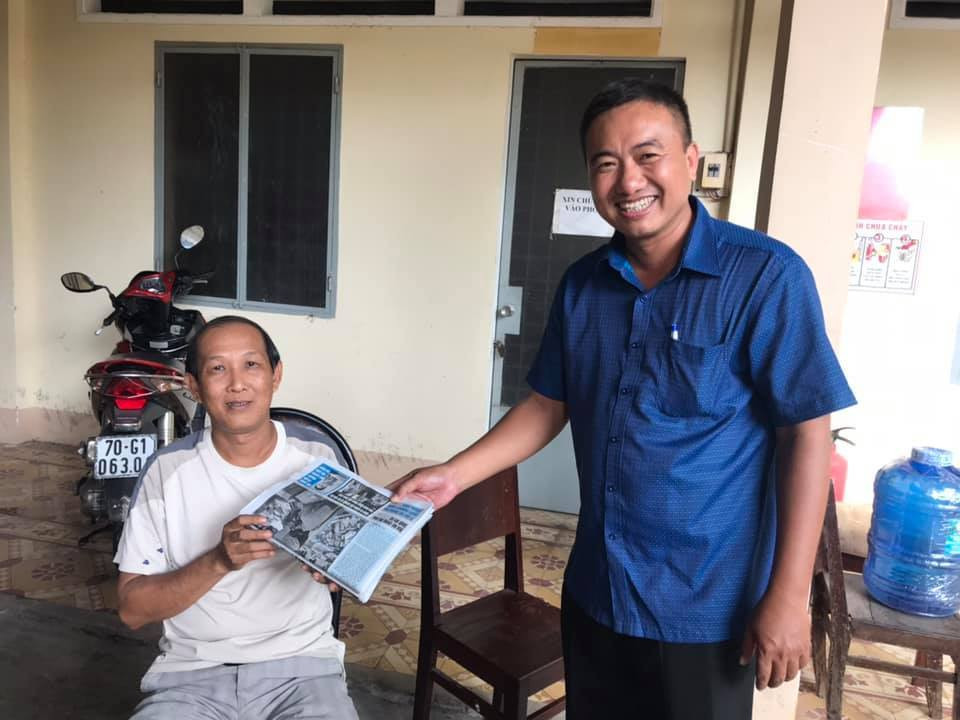 Trong khu vực in sao đề thi không được sử dụng các phương tiện thông tin liên lạc hay các loại điện thoại, trừ một điện thoại cố định. Mọi cuộc liên lạc phải bật loa ngoài, phải ghi biên bản hoặc ghi âm... Phương tiện truyền thông duy nhất của những người đi làm công tác in sao đề thi trắc nghiệm là báo giấy. Những ngày này, các đơn "tiếp tế" liên tục có "món" báo giấy để mọi người cập nhật thông tin. "Mỗi tờ báo chúng tôi đọc không sót chữ nào. Ngày thường, nếu cầm tờ báo có trang quảng cáo là bỏ đi ngay thì nay đọc cũng thấy thú vị, thậm chí đơn vị nào quảng cáo đều biết hết" - anh Ngọc nói vui.