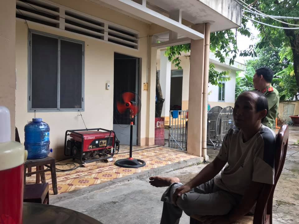 Đây là khu vực vòng 2, nơi chỉ có cán bộ an ninh bảo vệ và cán bộ thanh tra trong đoàn thanh tra. Khu vực này khép kín và tiếp giáp với vòng 1, cách ly tuyệt đối với bên ngoài đến khi thi xong môn cuối cùng. Những cán bộ thanh tra ở vòng 2 là đầu mối giao tiếp giữa vòng 3 với vòng 1. Một hàng rào sắt được dựng để ngăn cách vòng 2 và vòng 3, được cán bộ an ninh bảo vệ 24/24h.