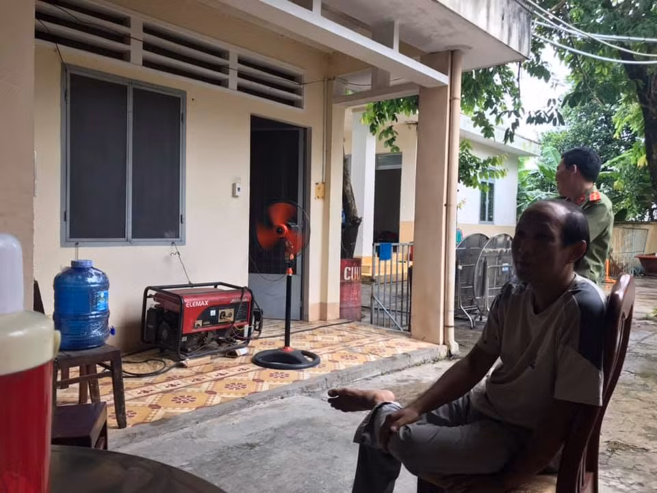 Đây là khu vực vòng 2, nơi chỉ có cán bộ an ninh bảo vệ và cán bộ thanh tra trong đoàn thanh tra. Khu vực này khép kín và tiếp giáp với vòng 1, cách ly tuyệt đối với bên ngoài đến khi thi xong môn cuối cùng. Những cán bộ thanh tra ở vòng 2 là đầu mối giao tiếp giữa vòng 3 với vòng 1. Một hàng rào sắt được dựng để ngăn cách vòng 2 và vòng 3, được cán bộ an ninh bảo vệ 24/24h.