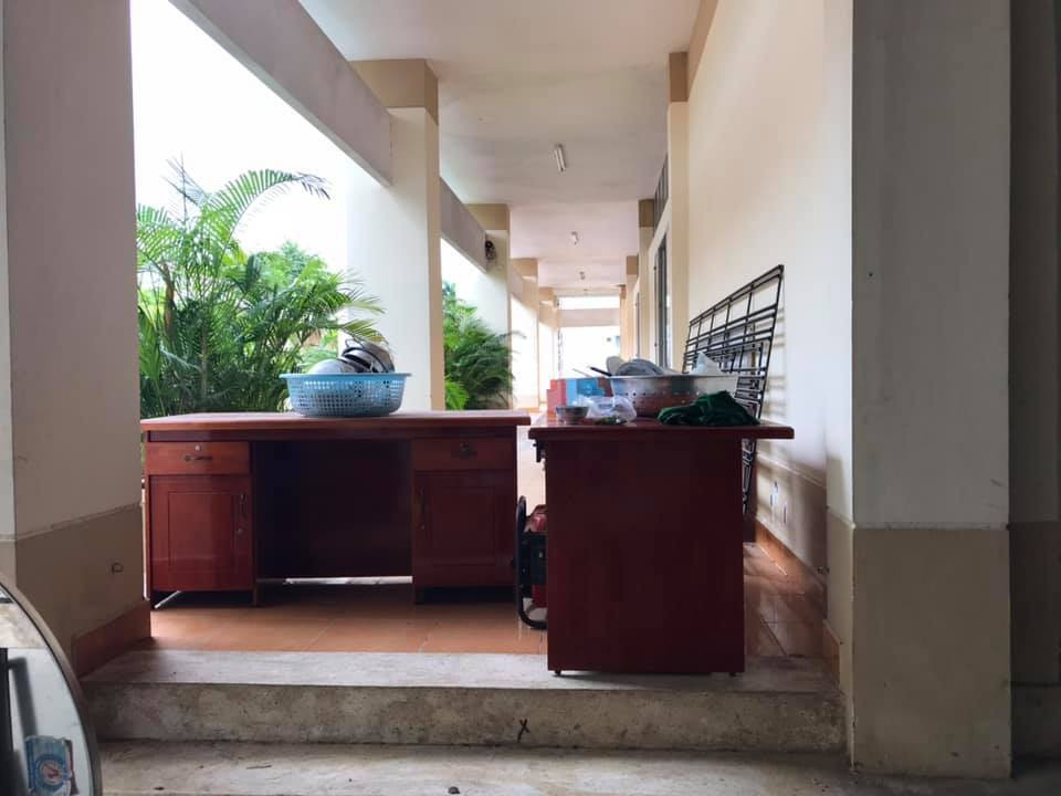 Hằng ngày, những cán bộ vòng 2 có nhiệm vụ tiếp nhận vật liệu và đồ ăn uống từ vòng 3 chuyển vào vòng 1. Họ cũng kiểm tra các đồ vật từ vòng 1 chuyển ra như bát đũa, đồ ăn, đồ uống...