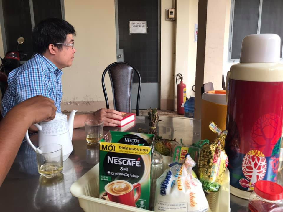 Anh Lê Ngọc, giảng viên Trường ĐH Công Nghiệp Thực phẩm TP.HCM, là người có thâm niên hàng chục năm in sao đề thi. Anh Ngọc từng tham gia làm đề thi trắc nghiệm cho trường. Tới khi Bộ GD-ĐT tổ chức kỳ thi THPT quốc gia với hình thức thi trắc nghiệm, anh Ngọc lại được cơ quan cử đi tham gia in sao đề với công tác thanh tra.