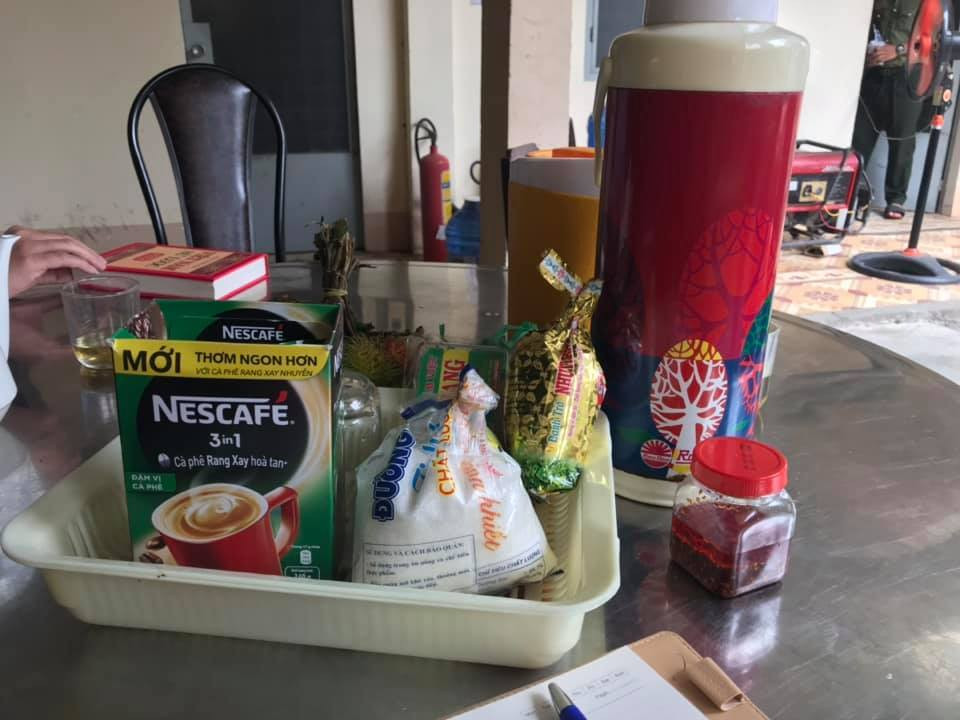 Nhu yếu phẩm, vật dụng hằng ngày để cán bộ in sao đề thi sử dụng như bình thủy chứa nước nóng pha cà phê, trà, đường, mắm, muối... tất cả đều được ghi lại cẩn thận.