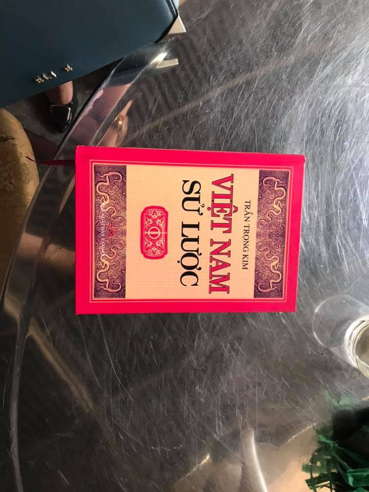 Ngoài ra, họ cũng mang theo sách. Anh Ngọc đùa vui nếu chưa bao giờ đọc sách thì vào đây có thể đọc hết mấy quyển.