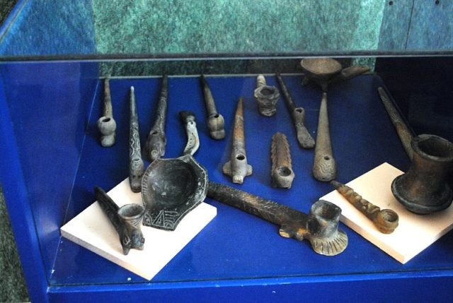 Số tượng cổ này gây chú ý khi không chỉ chạm khắc hình ảnh con người thuộc nhiều nền văn minh khác nhau như Ai Cập, Sumerian hay những người Caucasian mà còn có nhiều tượng hình khủng long.