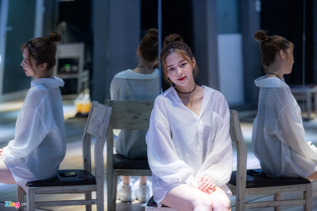 Thời gian gần đây, Liz Kim Cương vướng tin đồn hẹn hò Trịnh Thăng Bình. Cô nhiều lần xuất hiện trong các hình ảnh có Trịnh Thăng Bình. Cả hai bị phát hiện mặc đồ đôi, thậm chí có ảnh ôm eo khi cùng du lịch tại Đà Nẵng.