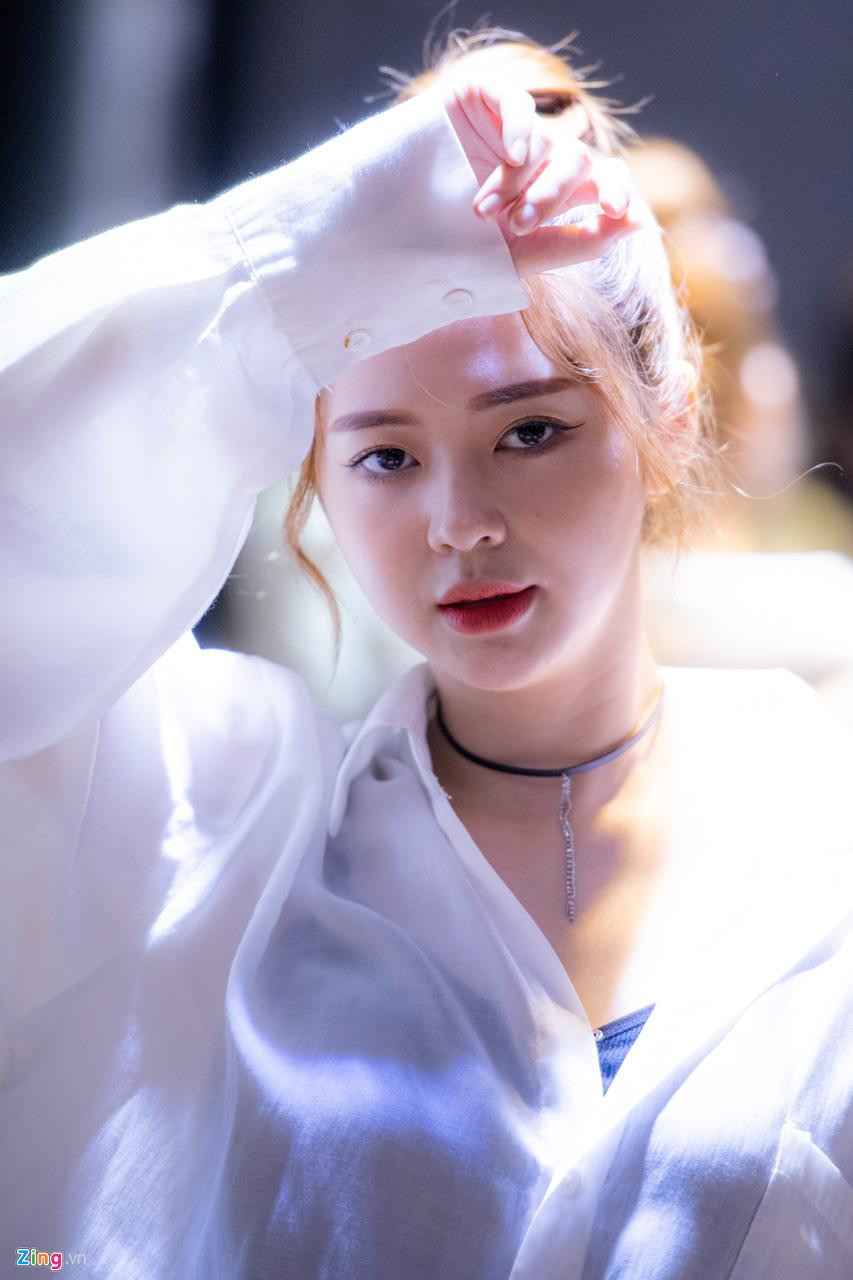 Giọng ca sinh năm 1993 khen đàn anh tâm lý. "Anh trải qua nhiều chuyện trong quá khứ nên thấu hiểu mọi người xung quanh. Những người khác nhìn tôi có thể không biết tôi gặp vấn đề gì nhưng anh Bình biết ngay. Anh ấy là người tôi có thể tâm sự, kể mọi bí mật mà không sợ bán đứng. Anh ấy cho tôi cảm giác an toàn, thoải mái", Liz Kim Cương cho biết.