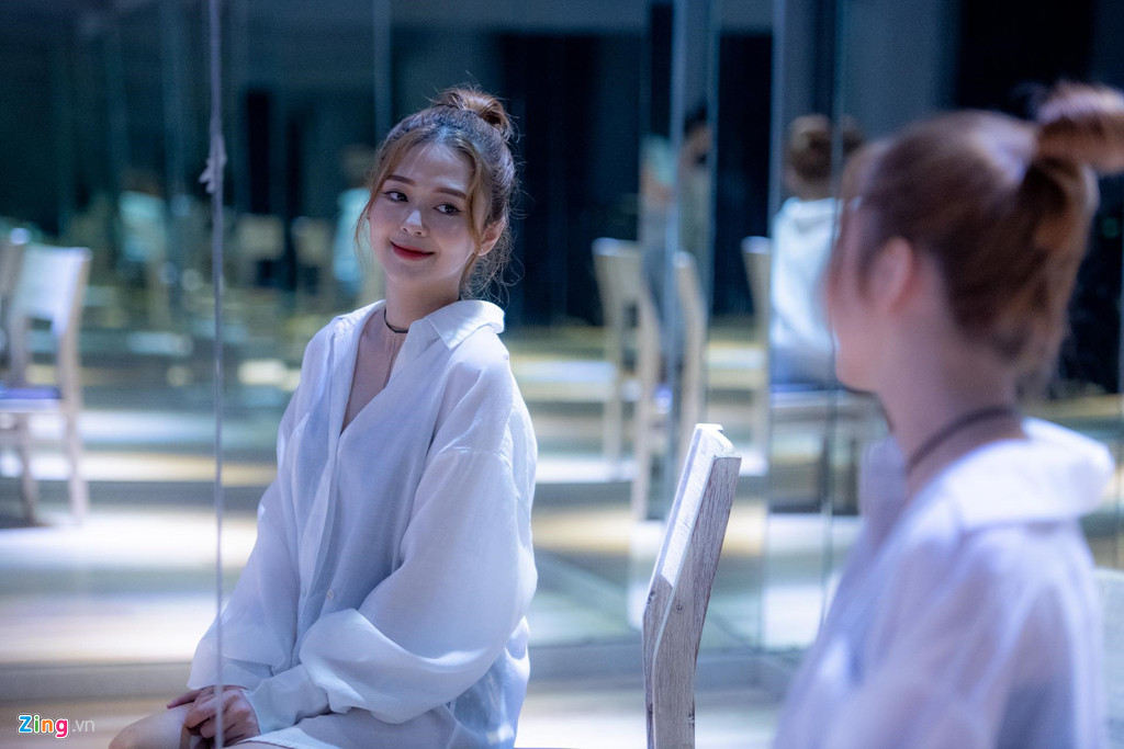 Nữ ca sĩ nói thêm: "Tôi và anh Bình rất thân thiết nhưng khó có thể tiến thêm bước nữa. Chuyện tương lai tôi không dám nói trước, nhưng hiện tại, chúng tôi muốn tập trung cho công việc".