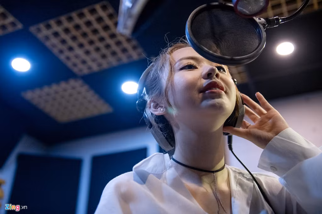 Tuy nhiên, theo Liz Kim Cương, đó chỉ là mối quan hệ bạn bè thân thiết. Cô chia sẻ với Zing.vn: "Mọi người có thể thấy chúng tôi là người yêu nhưng thực ra chúng tôi không phải hình mẫu lý tưởng của nhau. Chỉ là khi gặp phải những vấn đề trong công việc, hai người có nhiều thời gian để bàn bạc. Nhiều lần mọi người cũng nghĩ chúng tôi có mối quan hệ khác".