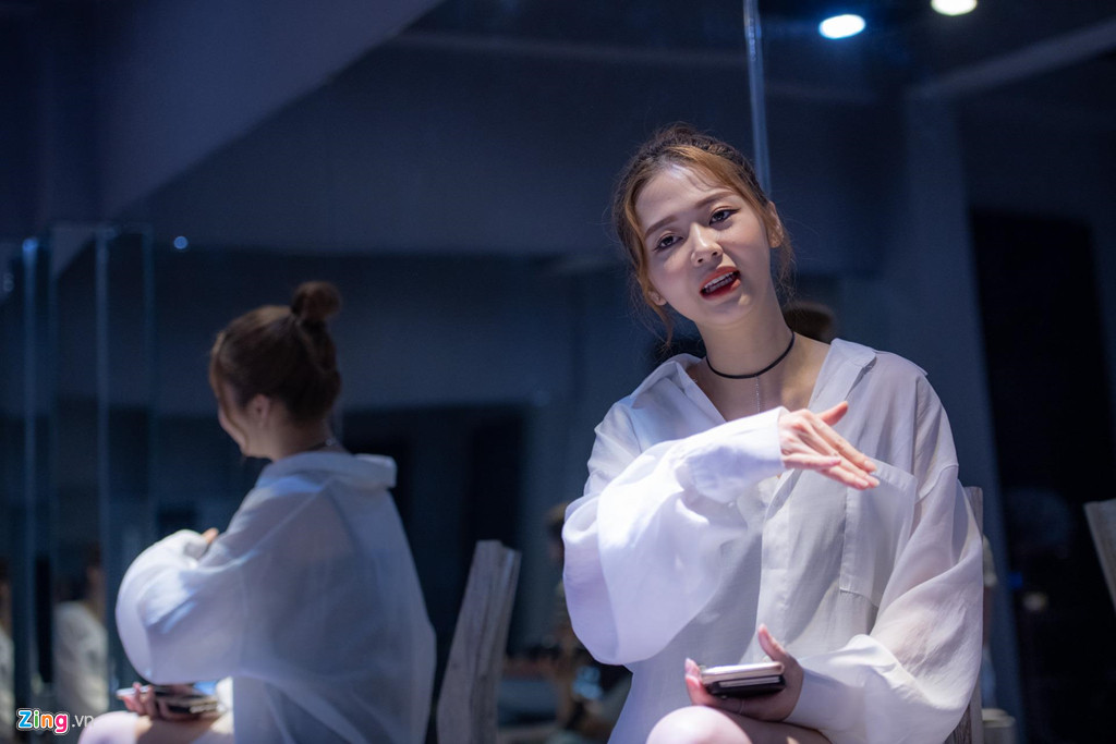 Theo tiêu chuẩn của các công ty giải trí Hàn Quốc, ngay khi Liz Kim Cương gia nhập, cô phải trải qua quá trình ăn kiêng và tập luyện khắc nghiệt. Nữ ca sĩ cho biết cô thấy rất mệt mỏi trong thời gian đầu, nhưng nhờ đó, cô có được vóc dáng cân đối hiện tại.