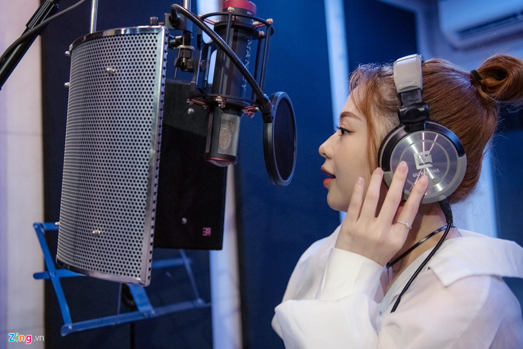 Trong nhóm, nữ ca sĩ sinh năm 1993 đảm nhận vai trò trưởng nhóm, hát chính. Với nét đẹp trong sáng, đáng yêu và giọng hát ngọt ngào, cô là thành viên có lượng fan đông đảo nhất nhóm. Ngoài ra, quá trình đào tạo tại Hàn Quốc cũng giúp Liz Kim Cương có khả năng vũ đạo tốt.