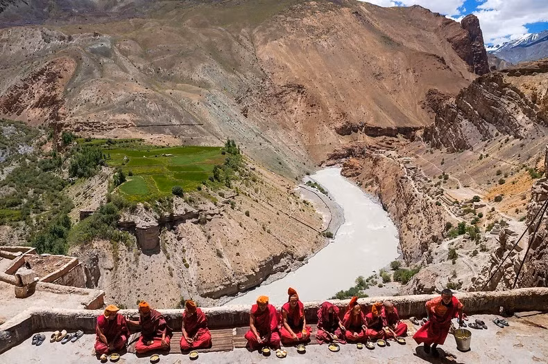 Để đến được tu viện, du khách sẽ đón taxi từ Padum đến Raru, nơi kết thúc con đường và bắt đầu leo núi từ đó.