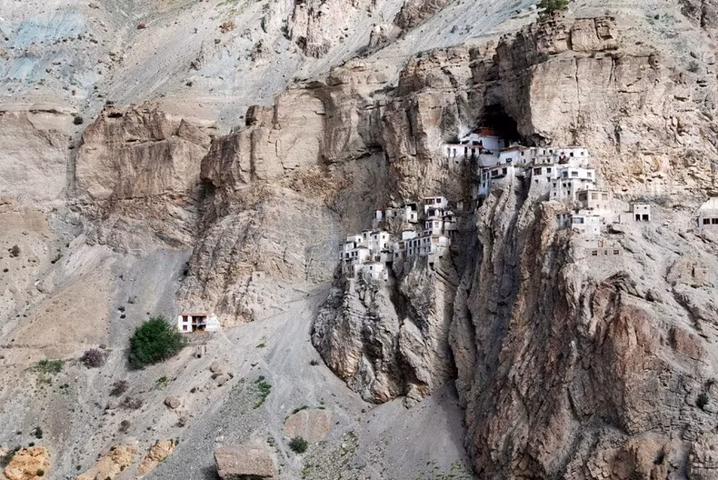 Tu viện gồm có 4 phòng cầu nguyện, một thư viện, phòng giảng dạy, một nhà bếp, phòng khách và khu sinh hoạt.