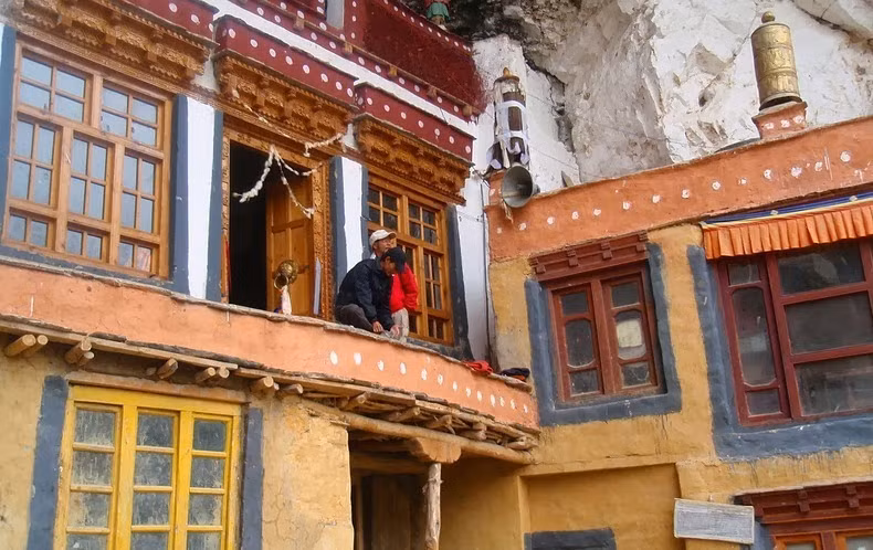 Ngoài ra, tu viện Phuktal là một trong số ít tu viện ở Ladakh chỉ có thể tiếp cận bằng cách đi bộ.