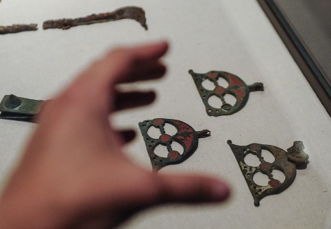 Kho báu được phát hiện nằm ở độ sâu 2m. Theo đó, người ta tìm thấy 5 chiếc bình đồng chứa đầy châu báu và đá quý.