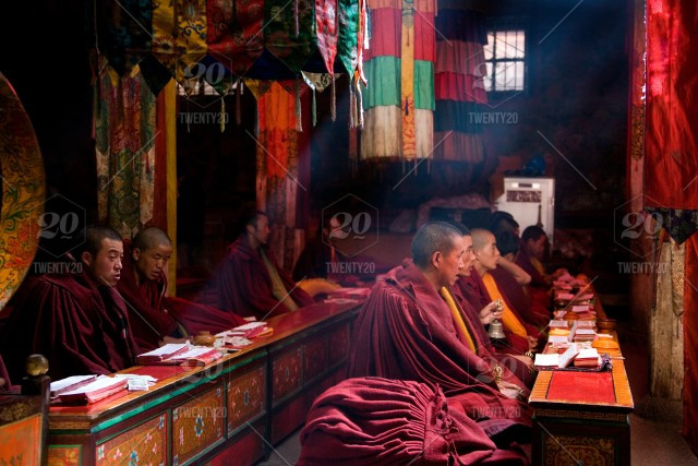 Một trường hợp nổi tiếng cho vấn đề này là nhà sư Khenpo Achö ở Kham, Tây Tạng. Nhà sư này viên tịch năm 1998. Sau khi viên tịch, thi hài nhà sư Khenpo Achö có sự chuyển biến đặc biệt.