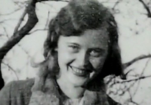 Vào năm 1943, Ilse Koch và chồng bị bắt vì cáo buộc biển thủ, tham ô và giết hại các tù nhân để ngăn cản họ đứng ra làm chứng.