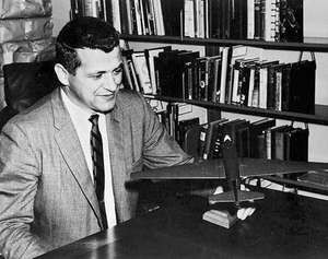 Viên phi công đó là Francis Powers. Người này lái máy bay do thám U-2 và bị Liên Xô bắn rơi vào ngày 1/5/1960 tại khu vực Sverdlovsk.