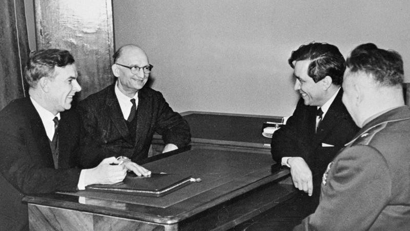 Với những đóng góp lớn lao cho Liên Xô, đại tá Viliam Fisher được tặng 3 huân chương Sao Đỏ, huân chương Lenin, huân chương Chiến tranh Vệ quốc hạng nhất cùng nhiều huân huy chương cao quý khác.